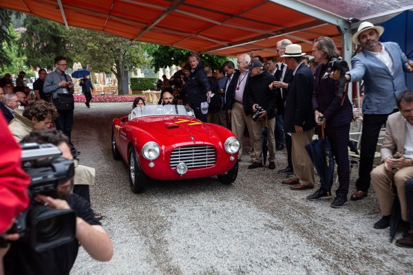 Siata (Societa Italiana Auto Trasformazioni Accessori) е италианска компания за тунинг, която първоначално доработва модели на Fiat, а след Втората световна война се осмелява да прави и собствени автомобили. Тази 300 BC, с 1.1-литров мотор от Fiat и с дизайн на самия Нучо Бертоне, е от най-добрите образци. Siata фалира покрай арабската петролна криза през 70-те. 